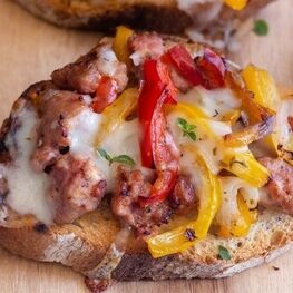 Bruschetta se salsicciou a sýrem